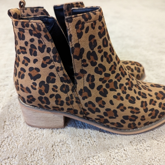 New Corky's Brown Leopard Shield Booties, Size 8 - Picture 2 of 3